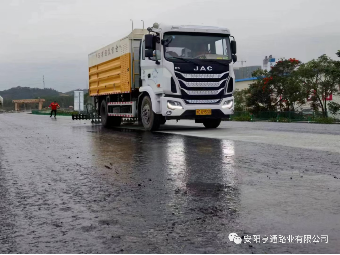 祝賀我司深汕西項(xiàng)目透層、封層試驗(yàn)段圓 滿成功